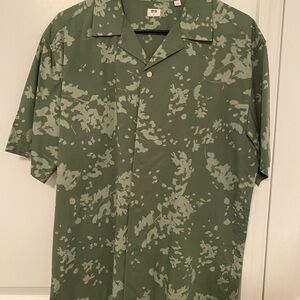 Uniqlo Olive Green Short Sleeve Button-Down Camp Shirt with Light Sage Print
